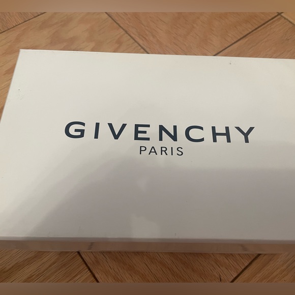 Big Girls Givenchy Sneaker size 34 - Picture 2 of 6
